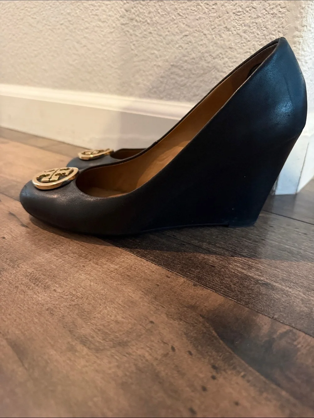 Tory Burch Sally Wedge Pump Black Leather Logo Round-Toe Flats Size 8 - Picture 3 of 8